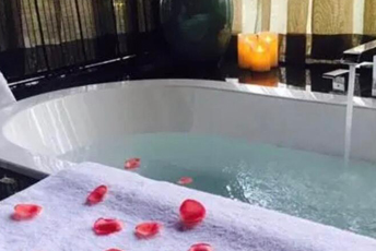 成都锦江区水疗池中的失重冥想：当身体学会漂浮